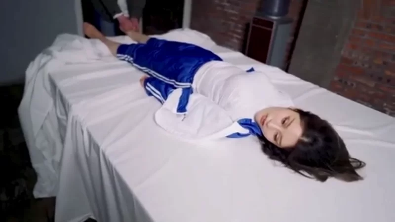 女大学生 国产剧情顶级私人订制，制服美少女公园闲逛_被黑衣男袭击【v1+444.m】