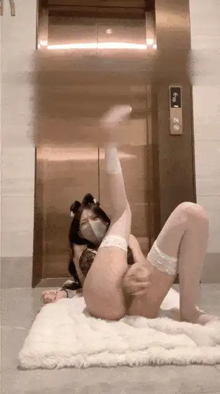 自拍 播音系的小美 在楼道各种爽的狂喷水，电梯门口用鸡巴猛【1v+800m】