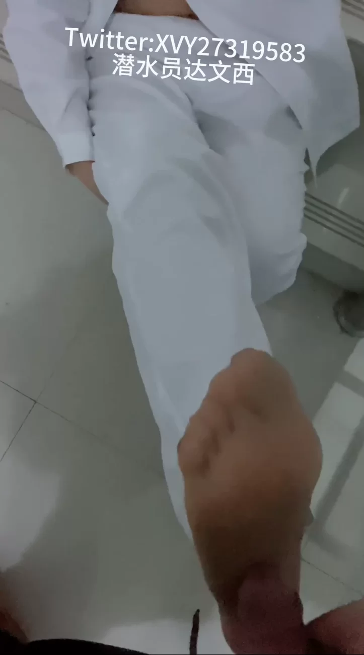 美腿/足控 素人小护士裤里肉丝足交：在医院楼道偷玩足交，给护士鞋射满让她踩精继续工作❤️【1v+596mb】
