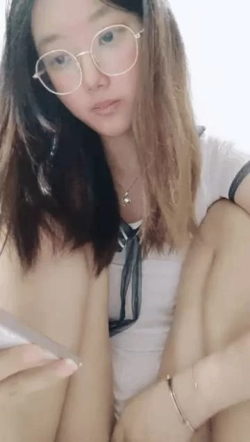 女大学生 安安宝贝清纯眼镜学妹暑假在家偷偷播看着外表是个乖乖【2+4382MB】