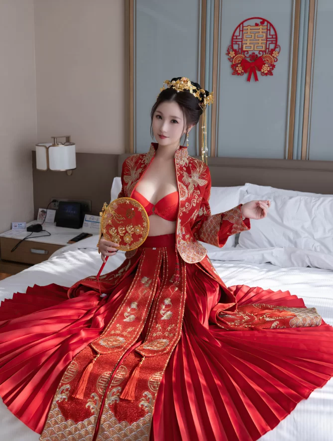 国产模特 秀人网 杏子Yada 新婚秀禾服 大红高跟红内衣【85P+928M】