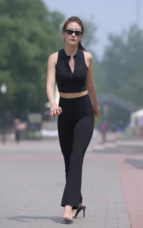 国产模特 街拍模特 若雨08  [一始专区] 续梦 黑色套装2023.06.07【674P+1V+30G】