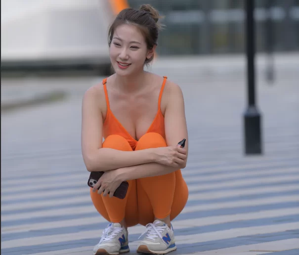 国产模特 街拍模特 若雨06 橙色背心+橙色紧身长裤【723P+1V+32.3G】