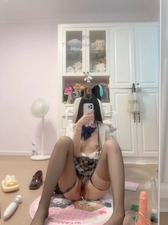 福利姬 抖音网红少萝宝宝私密视频，jk制服水晶棒对镜自慰，骚浪叫【1+200M】