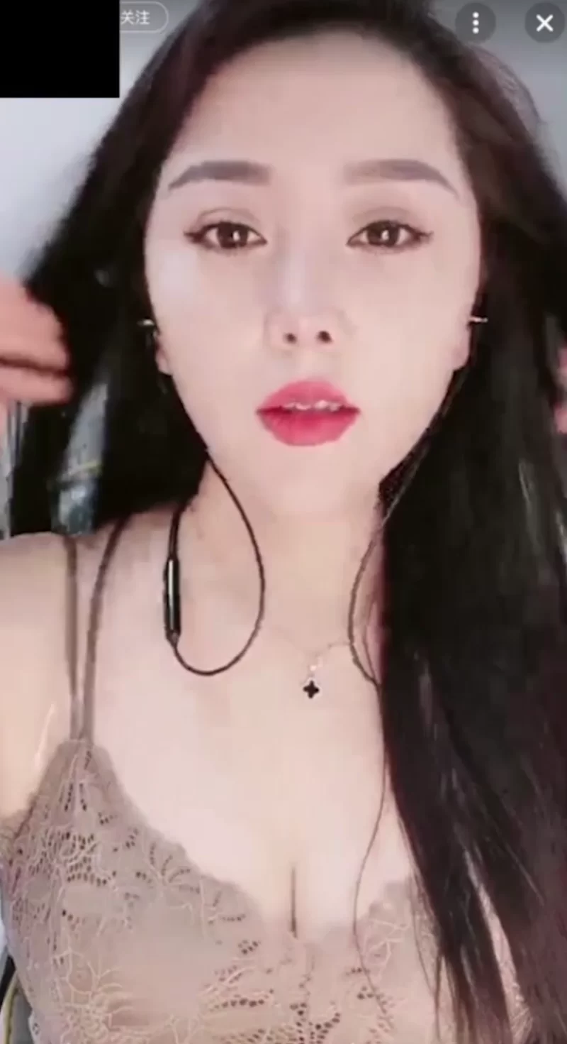 有剧情的 超级刺激极品女神抖音双视角直播一对一裸聊【6v+1.8g】