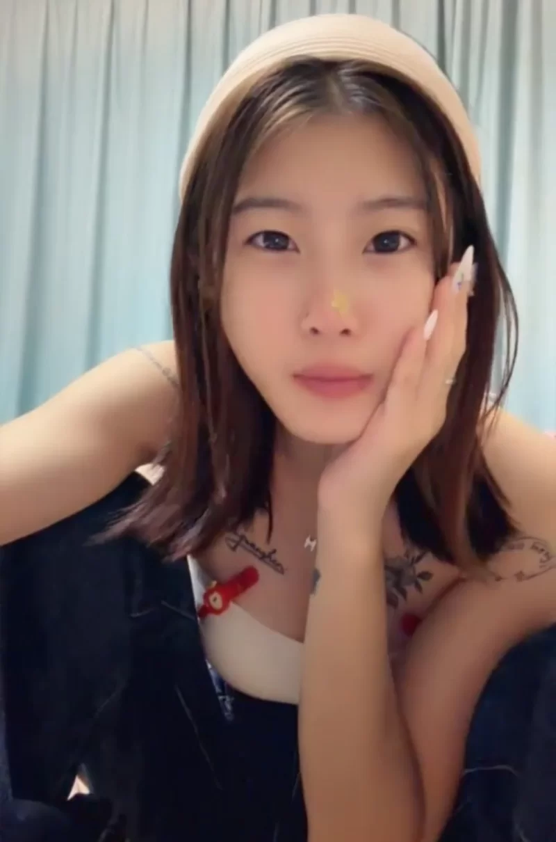 自拍 [06年小美〗高颜舞蹈生御姐首次和混混黄毛男啪啪口爆内【5v+3G】