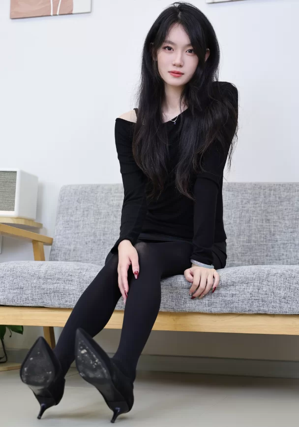 美腿/足控 [绮梦摄影]人气足模小艺361（厚黑丝）[图包+视频]【470v＋2v+11.5G】
