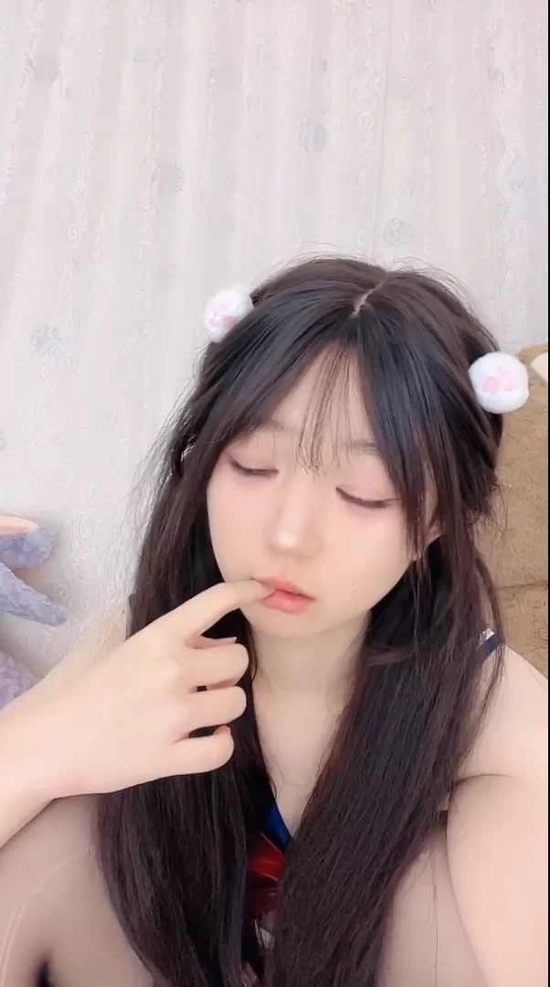 自拍 [洛丽塔]超清纯的妹子绝世美颜丝袜大长腿美乳翘臀逼【3v+3.46g】