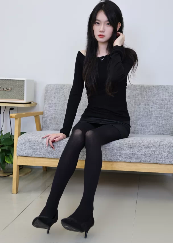 美腿/足控 [绮梦摄影]人气足模小艺361（厚黑丝）[图包+视频]【470v＋2v+11.5G】