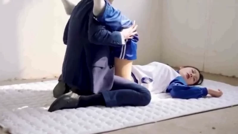 女大学生 国产剧情顶级私人订制，制服美少女公园闲逛_被黑衣男袭击【v1+444.m】