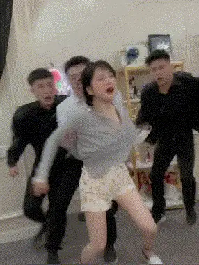 各种门 [AI推演视频]各路网红妹子剧本台词大逃杀抓到就扒衣服【10V+50MB】