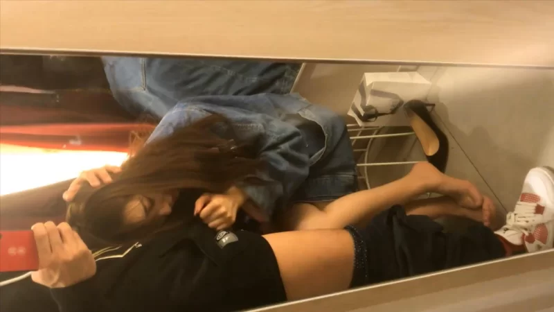 各种门 优衣库2019口爱版江大超高颜值校花商场试衣间跪舔口交【1+158M】