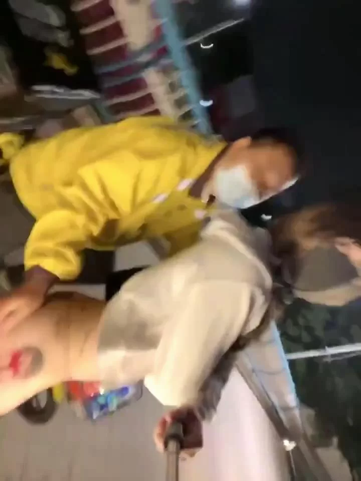 福利姬 cd可爱的米琪 晚上露出卖活儿外卖小哥一开始上天桥看到【2+312MB】