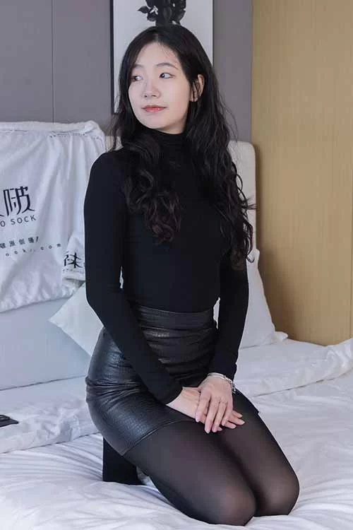 美腿/足控 袜啵啵-小甜豆-性感皮裙长靴厚黑丝[147P-1V-1.45G百度网盘]【147p1v+1.45G】