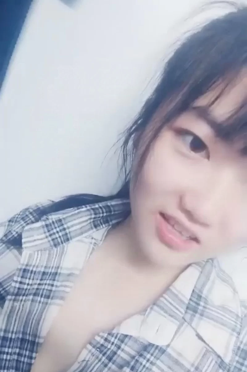 自拍 带你偷窥大学女生寝室，清纯学妹拉起蚊帐抠穴偷拍，室友不知情还在快乐的八卦【1v+549M】