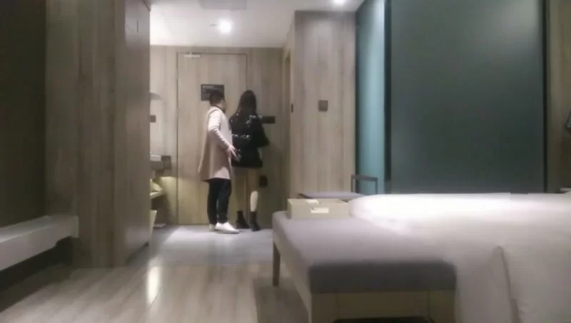 美女御姐 4位数约的美腿苗条大学生妹子边搞边聊被夸奖手比嘴还厉【2+620MB】