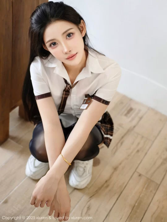 国产模特 模特梨霜儿性感学妹制服露黑色内衣配黑丝袜秀凹凸身材【81P+945.5M】