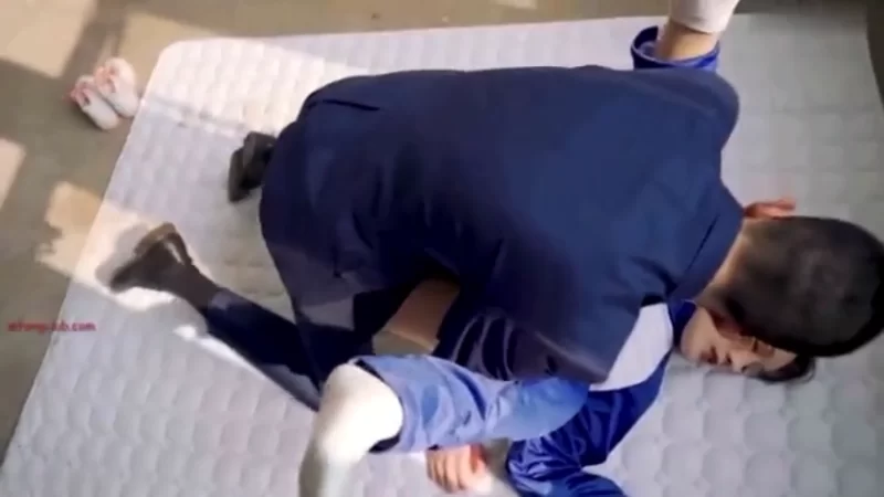 女大学生 国产剧情顶级私人订制，制服美少女公园闲逛_被黑衣男袭击【v1+444.m】