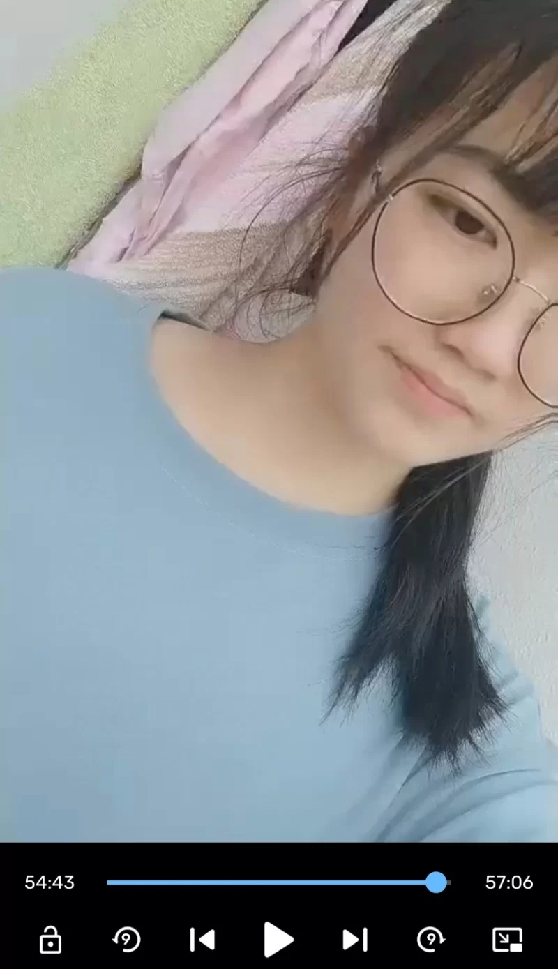自拍 带你偷窥大学女生寝室，清纯学妹拉起蚊帐抠穴偷拍，室友不知情还在快乐的八卦【1v+549M】
