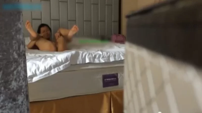 熟女少妇 对白刺激搞销售的小伙与女同事出差宾馆开一间房激情打炮【v1+666m】