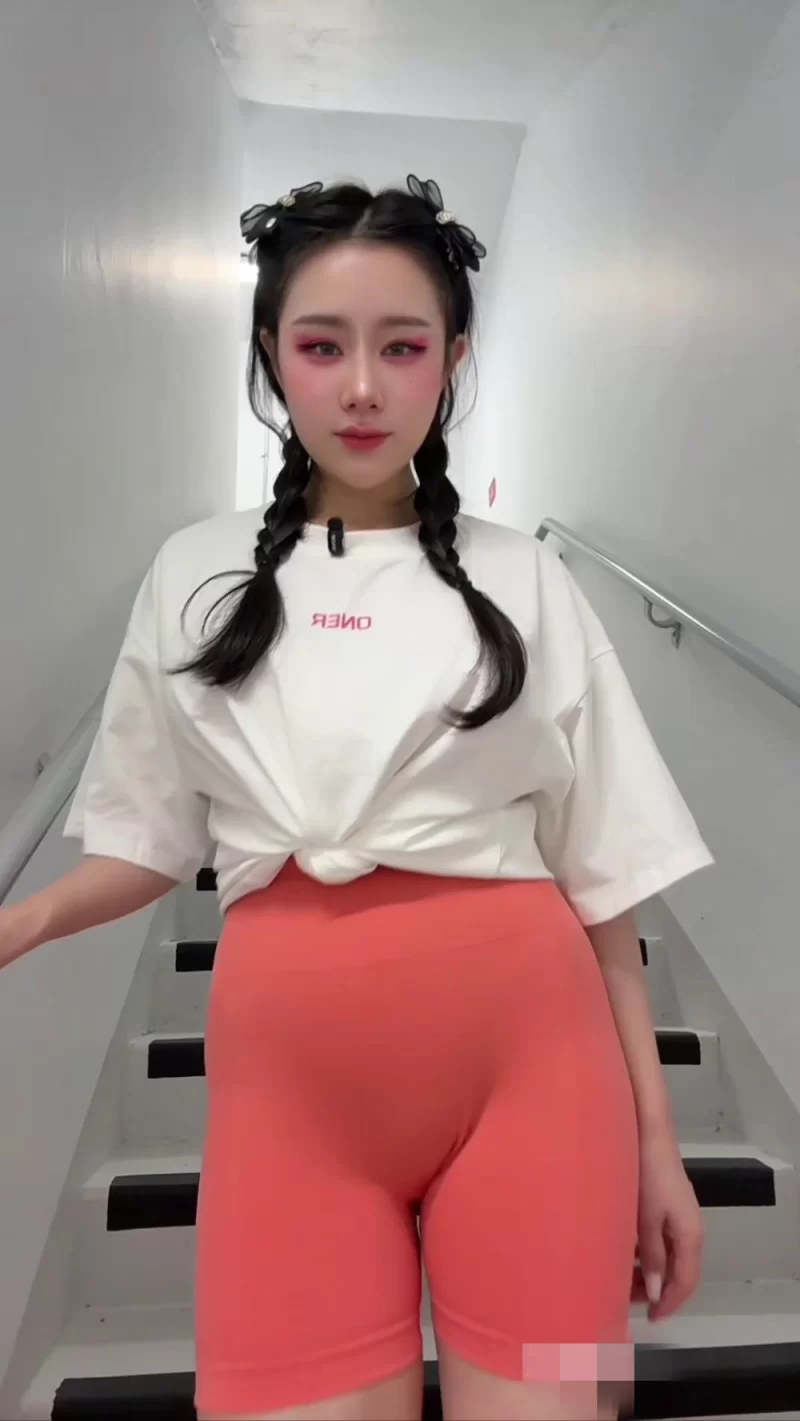 美女御姐 梦瑶小姐姐楼梯做爱，激不小心被撞见【1V+1G】