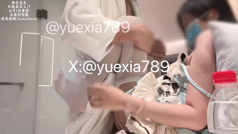自拍 玥下 玩不坏的合法小萝莉，就在酒店玄关处椅子上抽插，【1+234M】