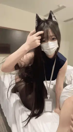 自拍 宅男女神! 酷似一些网黄~丝袜足交和黄毛无套啪啪~呲尿调教【4v+2.64g】