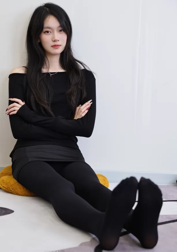 美腿/足控 [绮梦摄影]人气足模小艺361（厚黑丝）[图包+视频]【470v＋2v+11.5G】