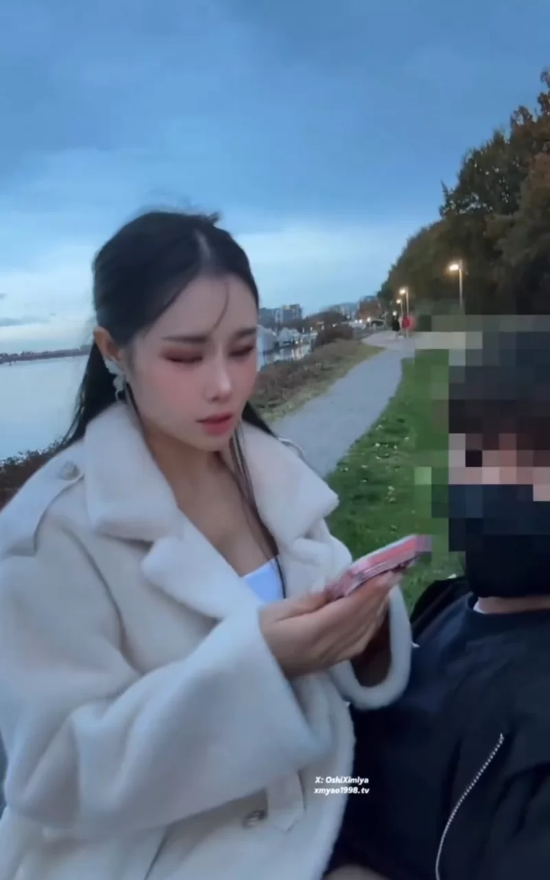 自拍 推特[xmyao1998〗美御姐汐梦瑶无视人群街边大胆做爱这能【4v+1.6G】