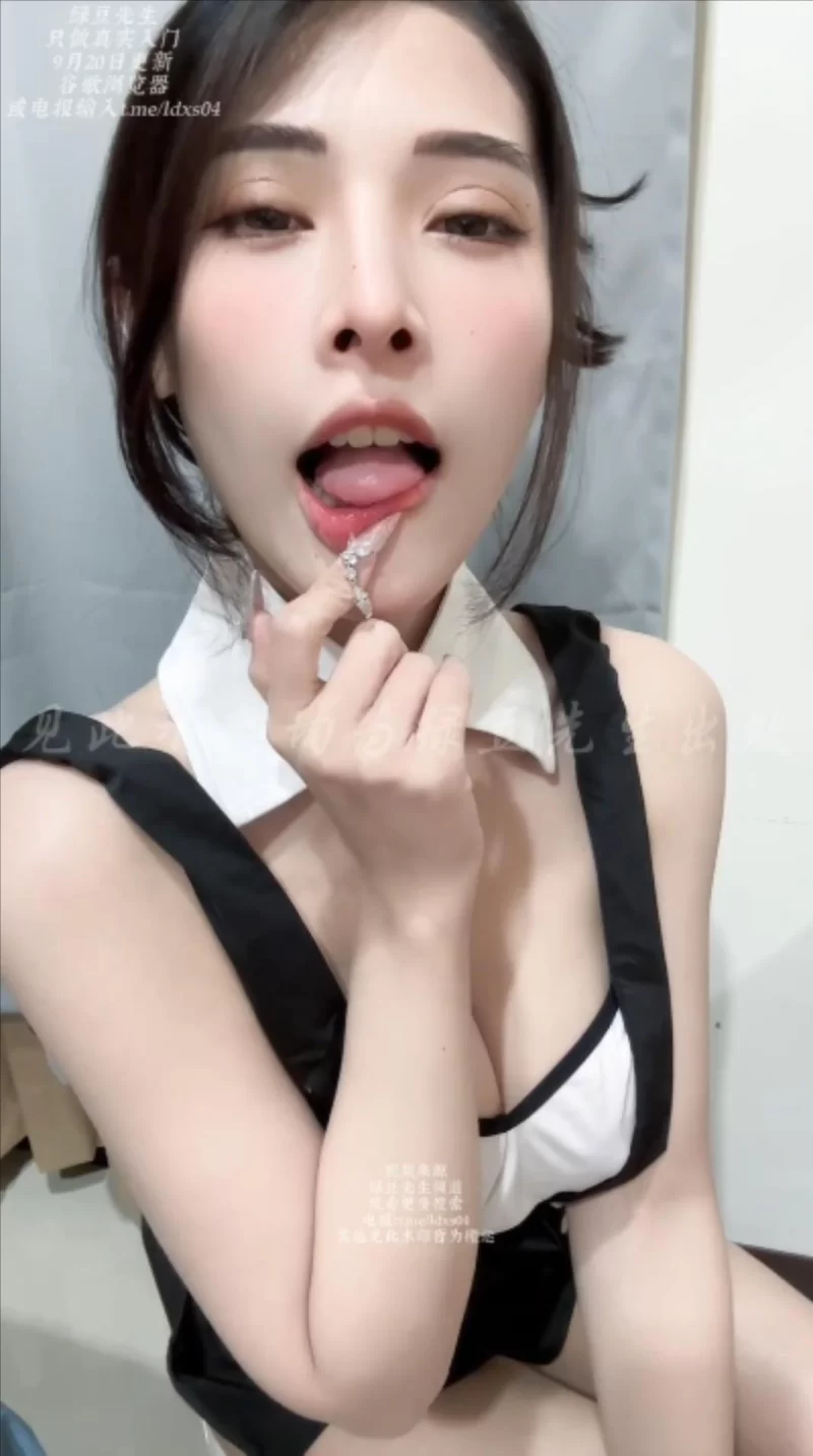 福利姬 钻石女友『波衣boi』客厅粉丝群直播与粉丝共同高潮。【1+800M】