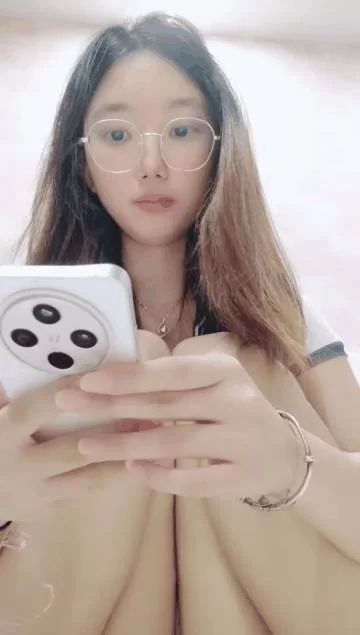 女大学生 安安宝贝清纯眼镜学妹暑假在家偷偷播看着外表是个乖乖【2+4382MB】