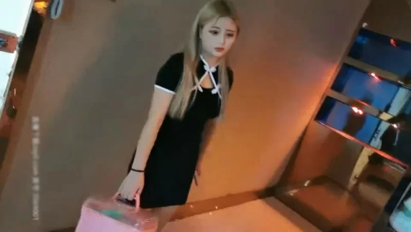 美女御姐 911高清源码录制胖表弟伟哥下午逛spa会所搞了个刚下海的【2+817MB】