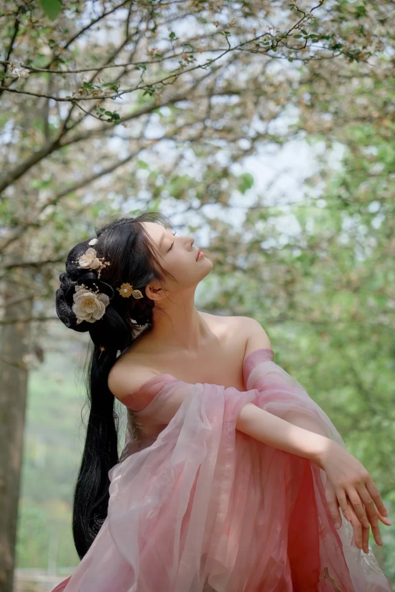 高颜值美女 气质美乳女菩萨｜年年Nnian《海棠仙》【84P+35M】