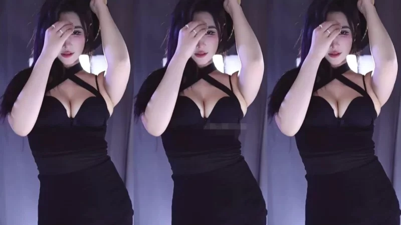 美女御姐 [漂漂 KK佰星]极品美女 三角热裤仰望视角露逼边 抖奶骚舞【5V+495MB】
