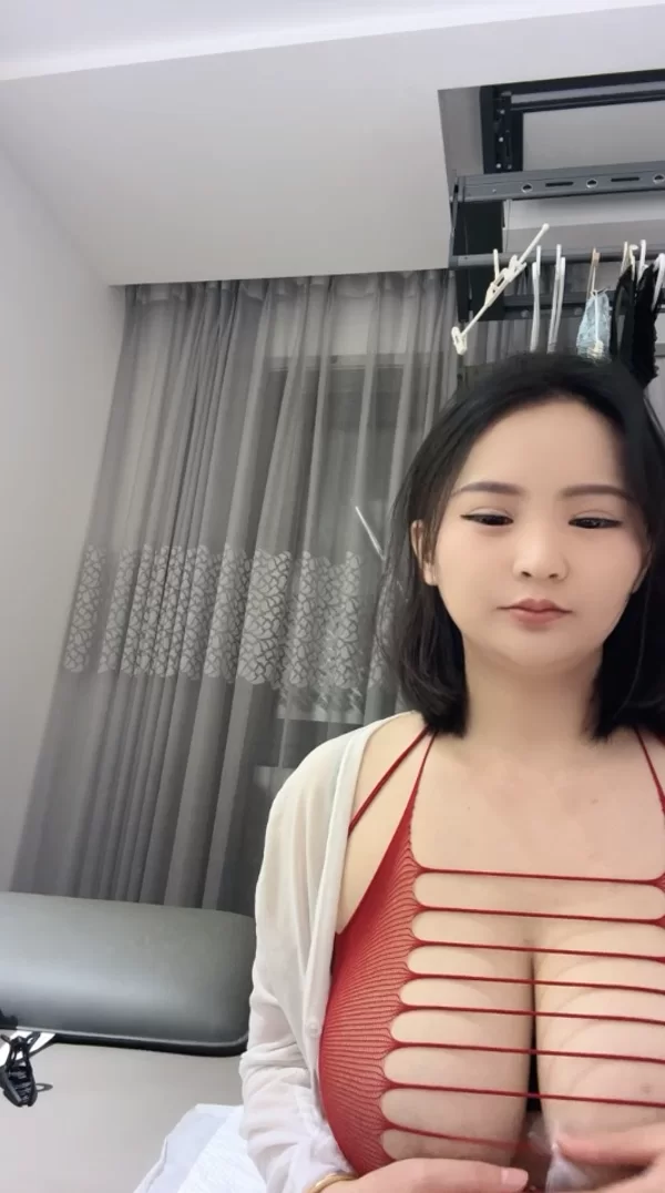 自拍 F号大奶[叶姿]双手抓不下拖着对镜头晃悠，中途还换红【1v+975m】