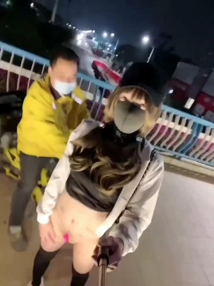 福利姬 cd可爱的米琪 晚上露出卖活儿外卖小哥一开始上天桥看到【2+312MB】
