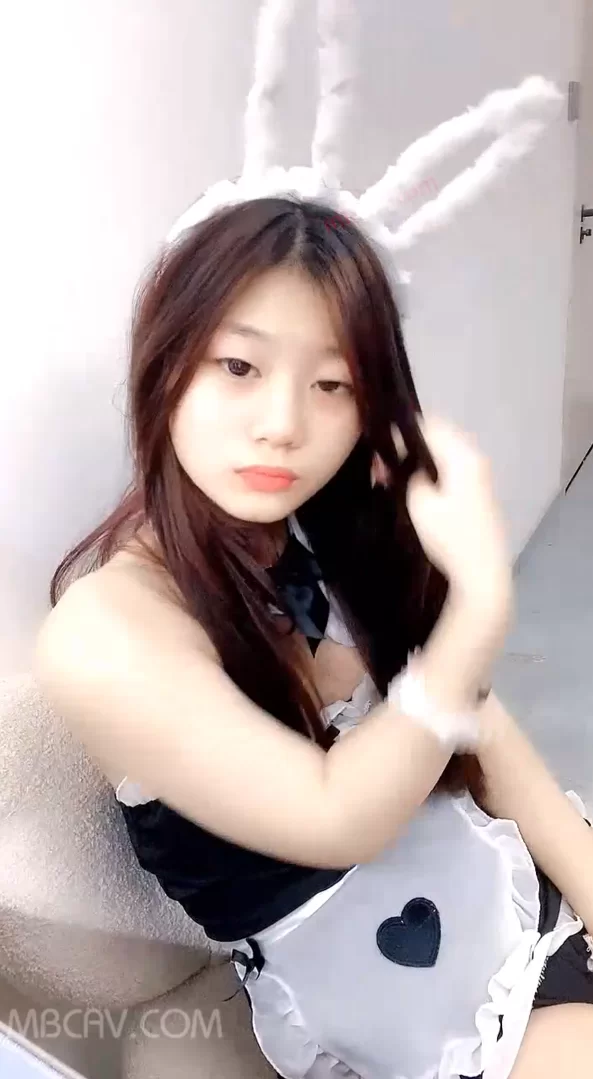 自拍 不知名可爱00后萌妹女仆装诱惑,蝴蝶小穴被男友艹完还能【1v+891m】