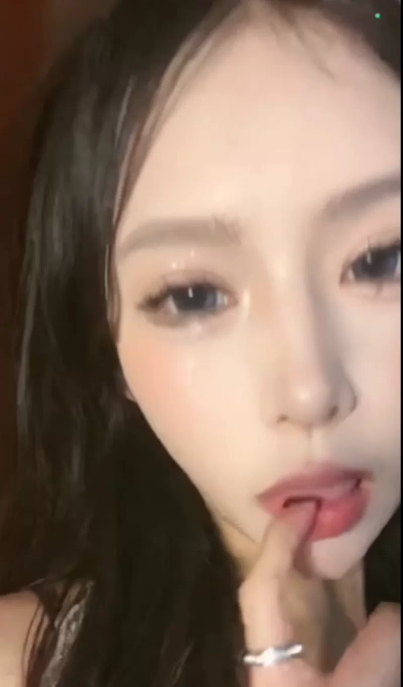 自拍 超级极品女神一对一裸聊发骚艾斯【8v+1.3g】