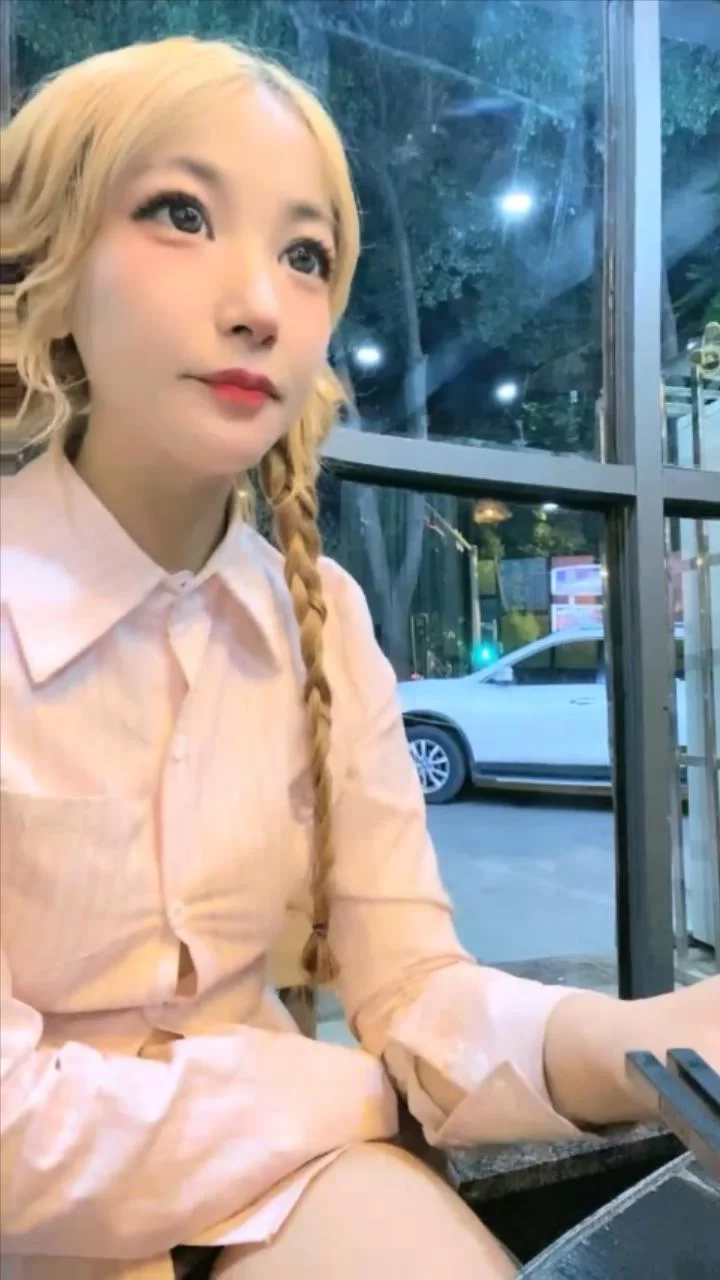 福利姬 金发大眼尤物女主播吃到一半到卫生间脱衣诱惑卫生间啪【1+500M】