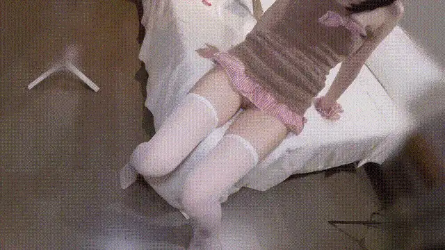 合法萝莉 白丝过膝袜毛绒小熊裙娇嫩小美脚举起娇小可爱 白虎小美【2+1234MB】