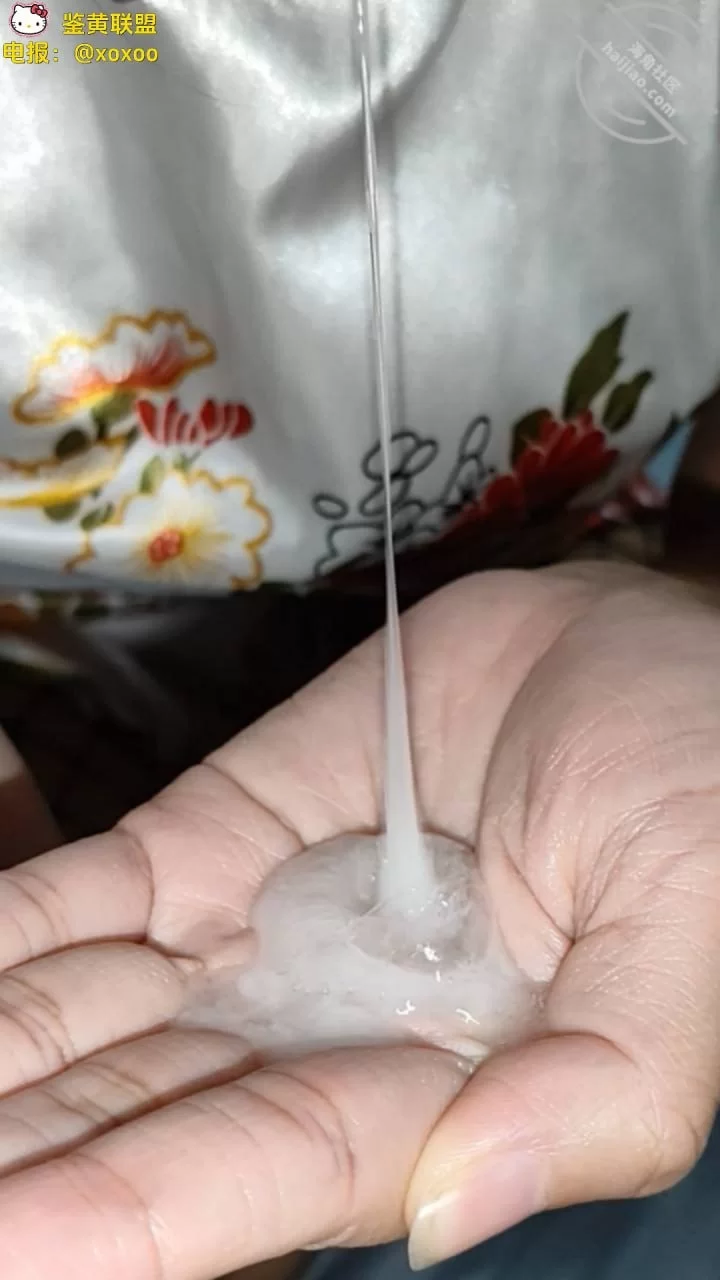 乱伦 妈妈的嘴比她蜜穴更爽，舌尖狂舔龟头，爽得我全身抽搐，精液爆射她喉咙。【1v+440.82m】