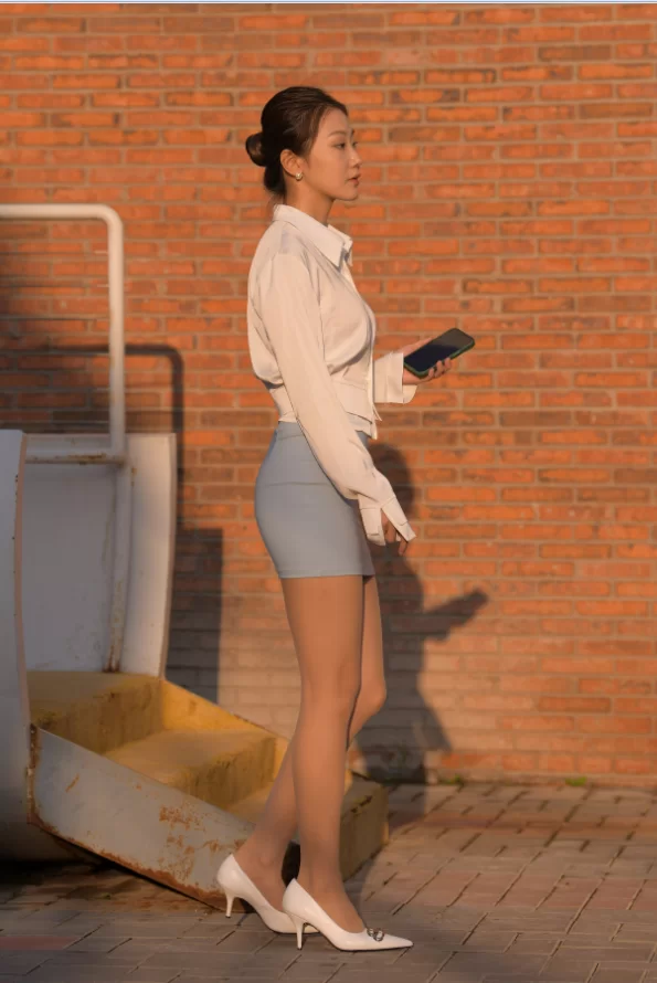 国产模特 街拍模特 若雨15 一只麋鹿摄影作品 - 浅蓝色短裙职业制服【831P+1V+图片15G+视频12G】