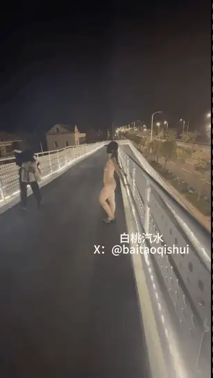 福利姬 白桃汽水-路边全裸打出租车电梯口自慰把路人吓得不敢出【19v23p+1.5G】