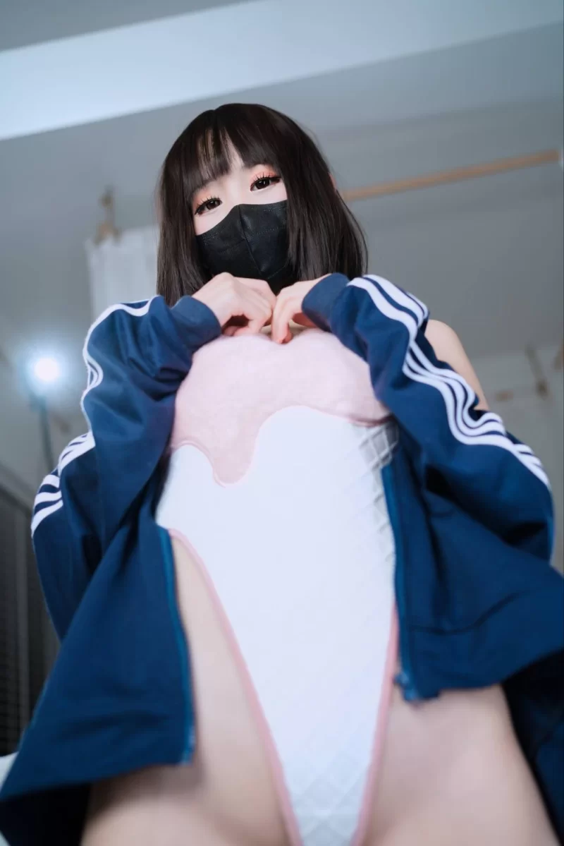 国产coser miko酱 草莓圣代 [46P-259MB]【46P+259M】