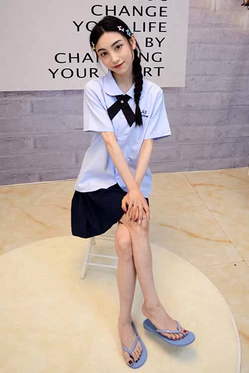 美腿/足控 初夏女神-柒柒~可爱水手服超短裙裸足[90P1V-0.7G百度网盘]【90p1v+0.7G】