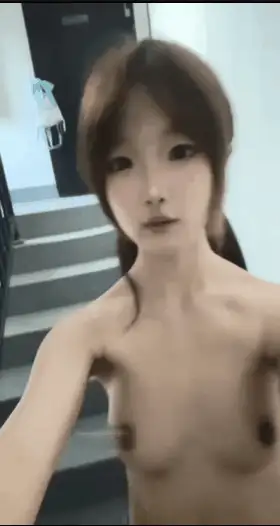 自拍 爱换装的萌妹楼梯露出-脱光走出门口，下楼梯露出自摸自【12v+567m】