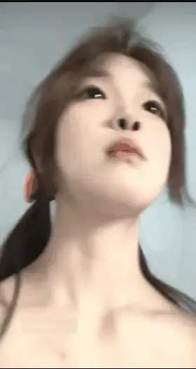 自拍 爱换装的萌妹楼梯露出-脱光走出门口，下楼梯露出自摸自【12v+567m】