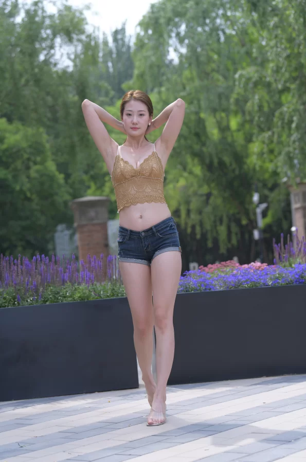 国产模特 街拍模特 若雨20 一始街拍作品 - 淡一场梦 黄绿色吊带+平【622P+1V+图片14.5G+视频15G】