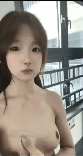 自拍 爱换装的萌妹楼梯露出 跟狗一样抬一条腿，尿尿给你看【13V+726M】