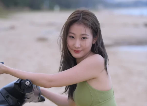 国产模特 街拍模特 若雨09  一始街拍作品 - 沿海小城的玫瑰月 绿色【634P+1V+28.7G】